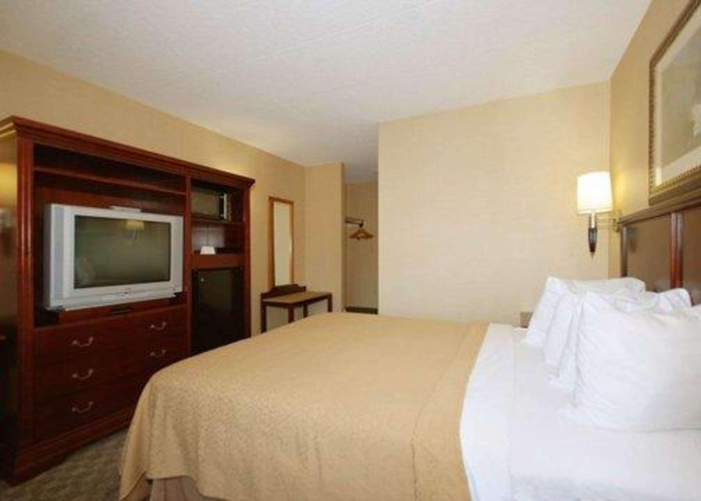 Quality Inn & Suites Bensalem Exterior photo