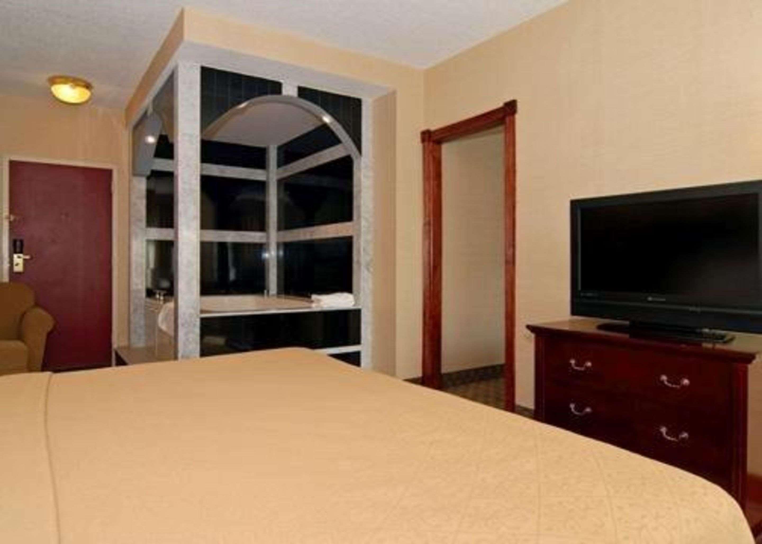 Quality Inn & Suites Bensalem Exterior photo